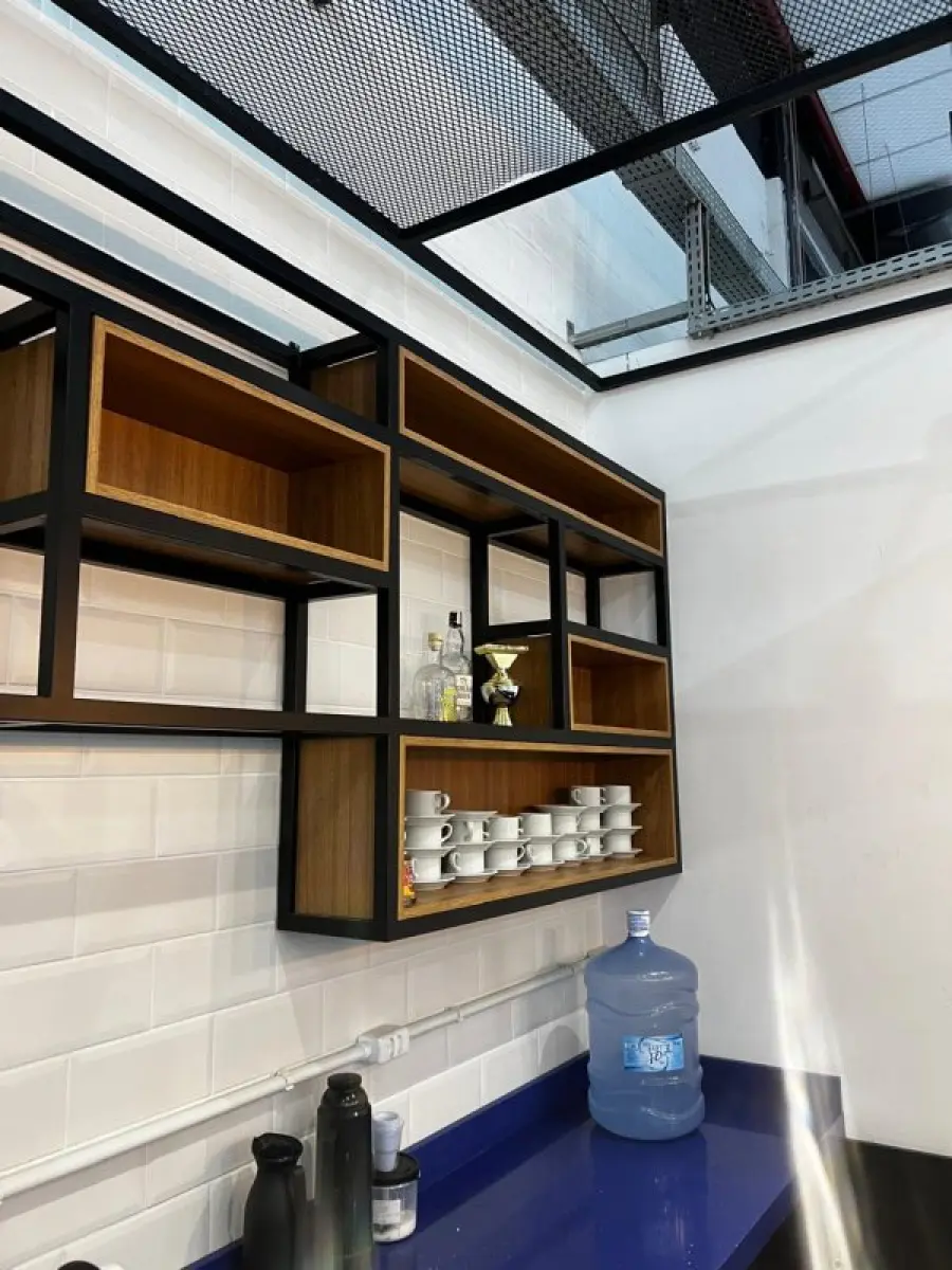 LOTE 003 - Lote de moveis, roupas