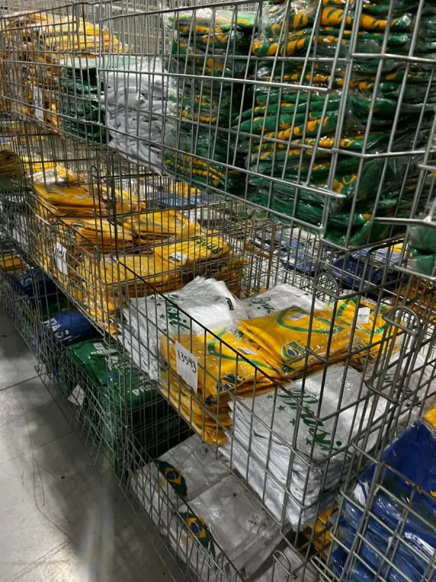 LOTE 003 - Lote de moveis, roupas