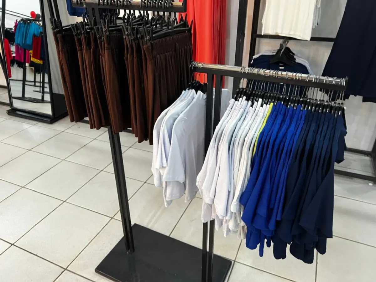 LOTE 004 - Roupas, moveis, eletrônicos