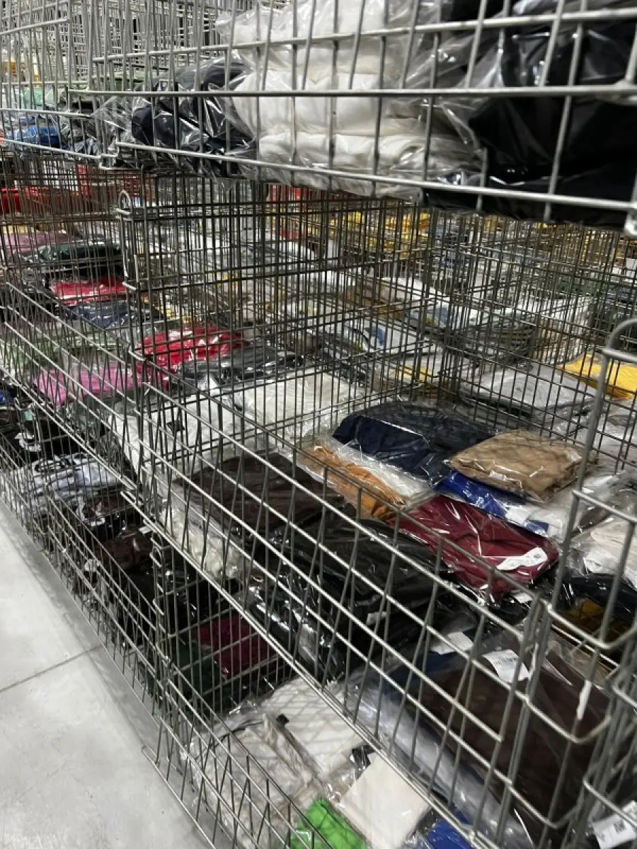 LOTE 003 - Lote de moveis, roupas