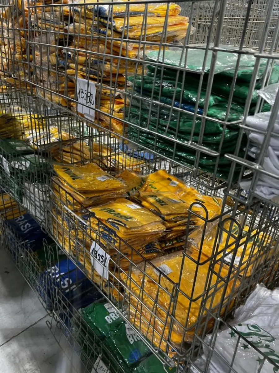 LOTE 003 - Lote de moveis, roupas