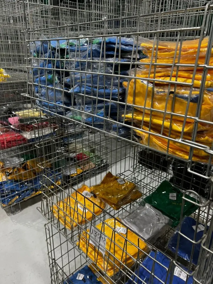 LOTE 003 - Lote de moveis, roupas