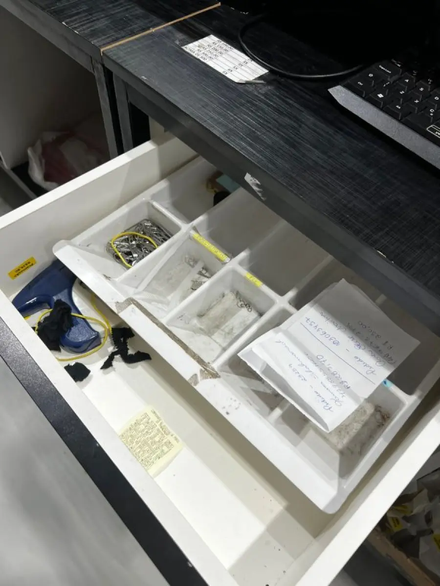 LOTE 003 - Lote de moveis, roupas