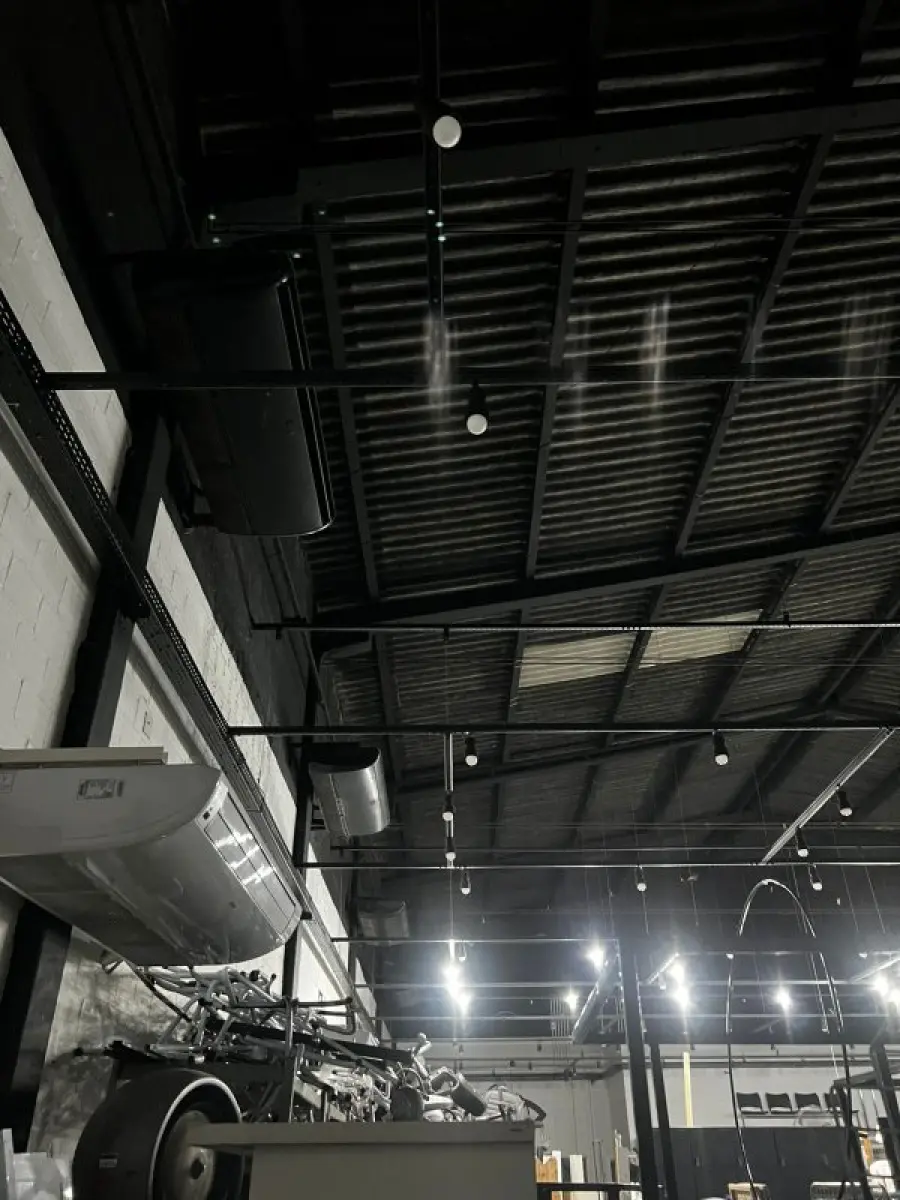 LOTE 003 - Lote de moveis, roupas