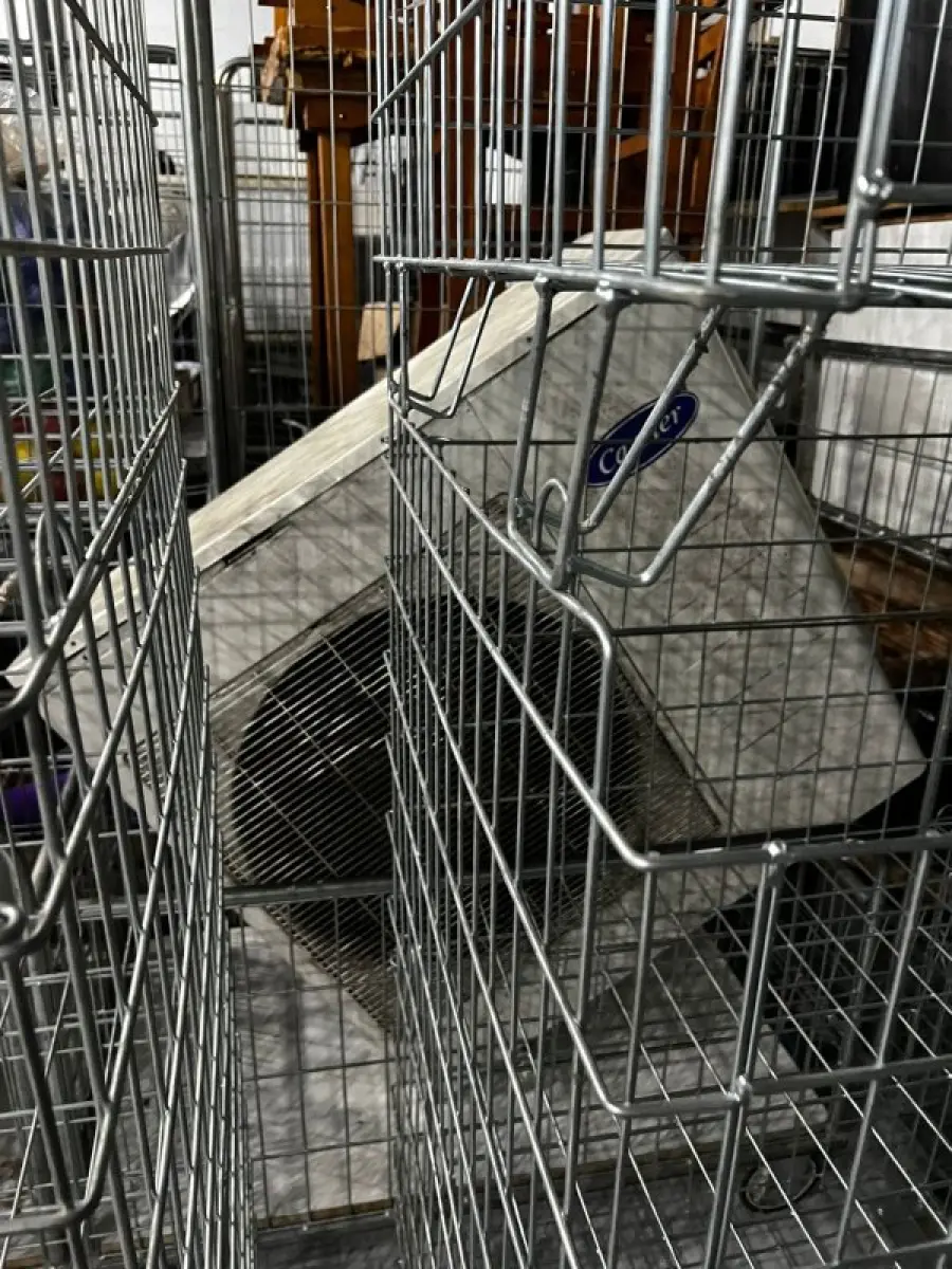 LOTE 003 - Lote de moveis, roupas