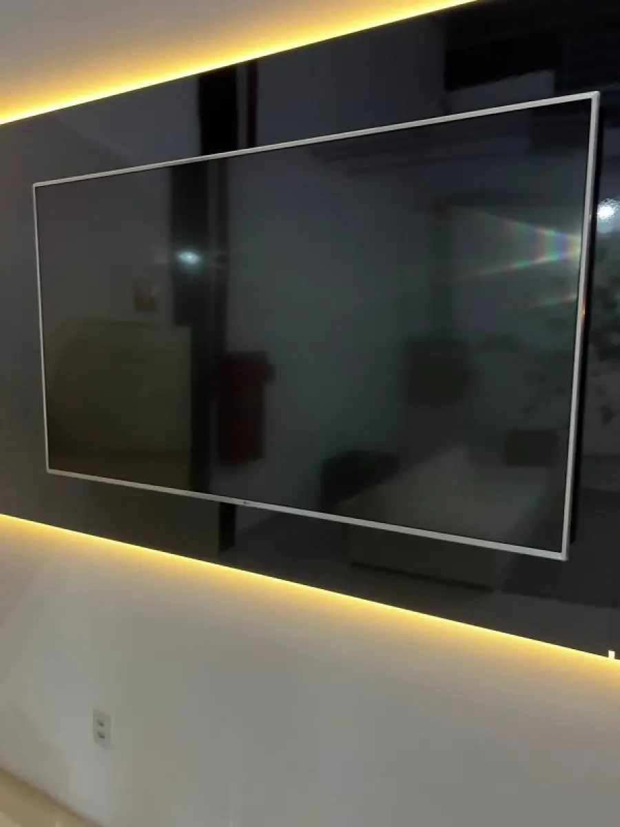 LOTE 003 - Lote de moveis, roupas