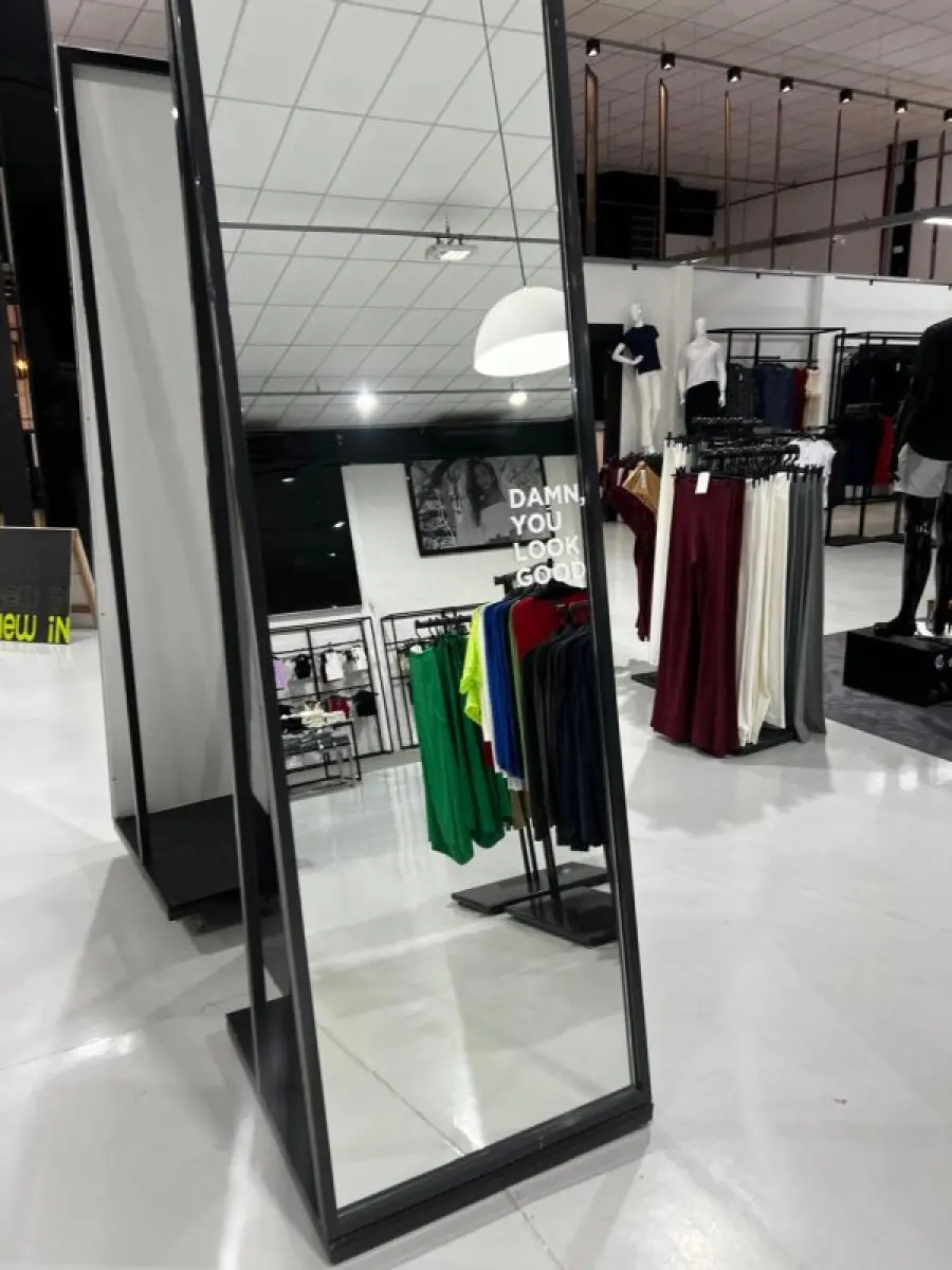 LOTE 003 - Lote de moveis, roupas