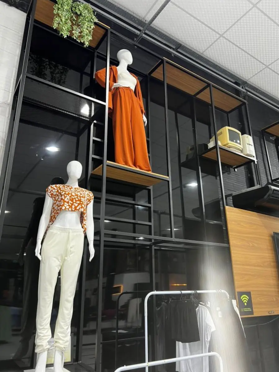 LOTE 003 - Lote de moveis, roupas