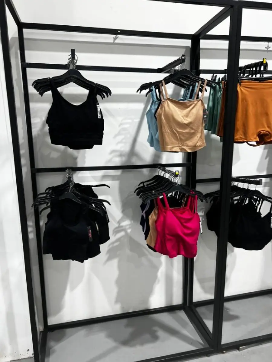 LOTE 003 - Lote de moveis, roupas