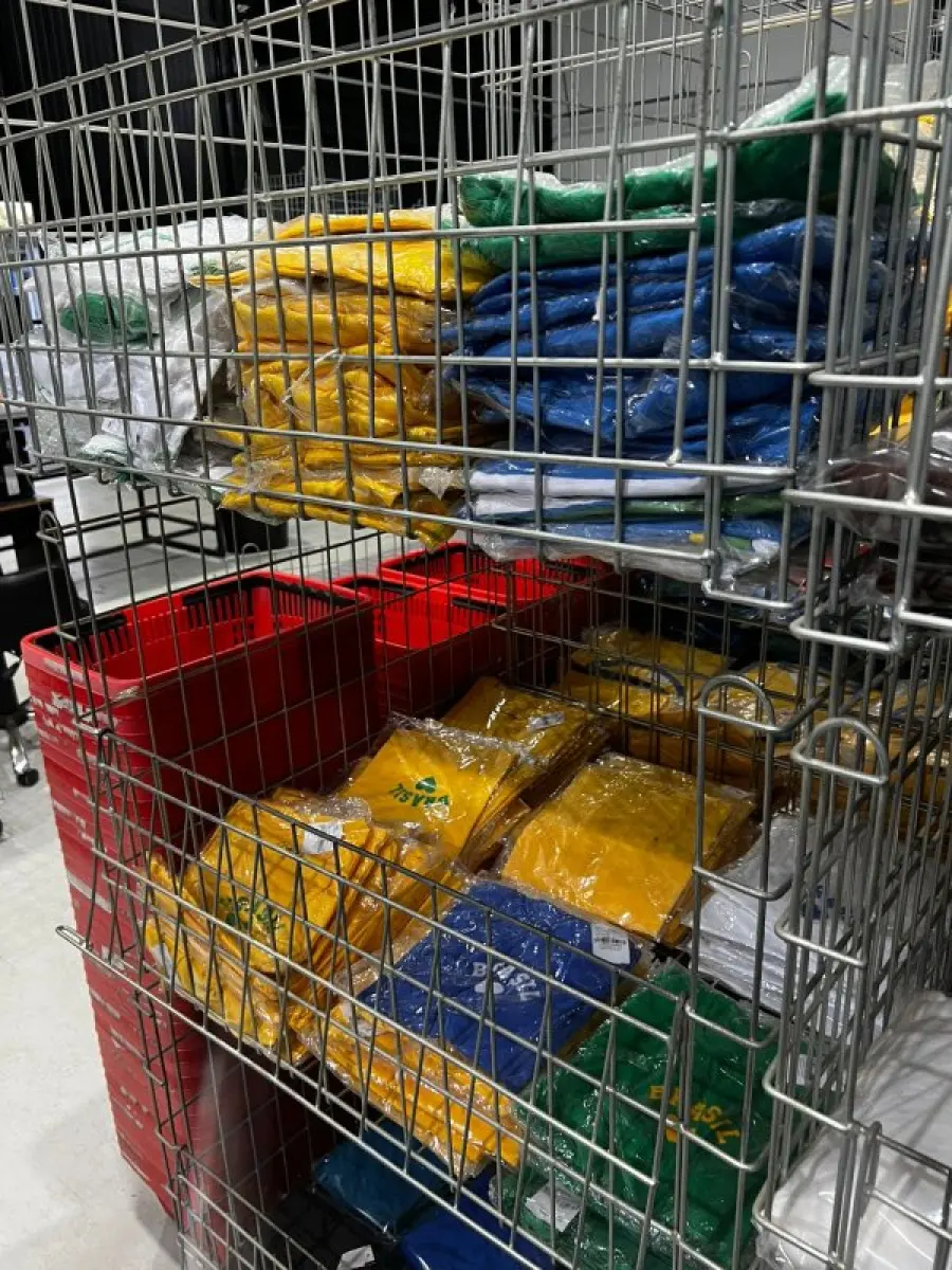 LOTE 003 - Lote de moveis, roupas