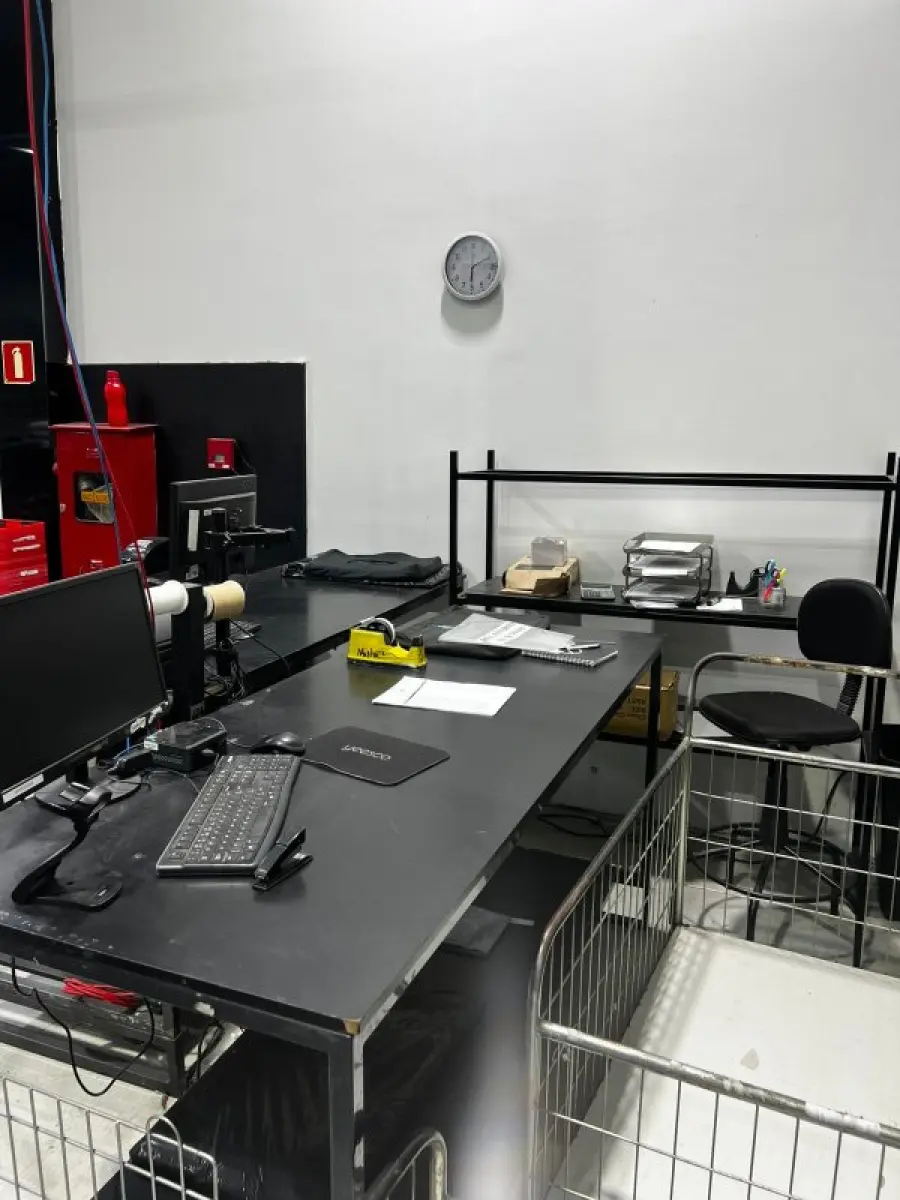 LOTE 003 - Lote de moveis, roupas