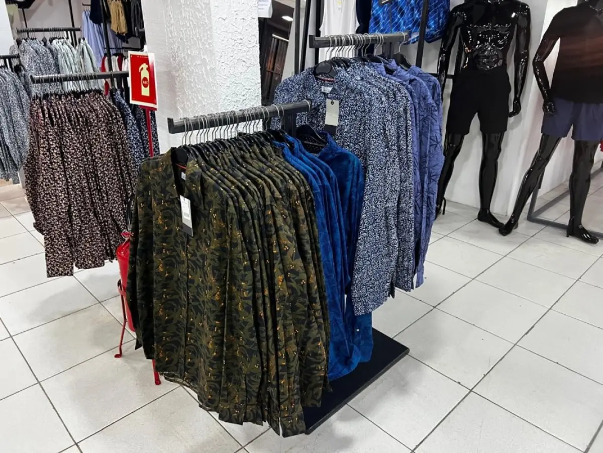 LOTE 004 - Roupas, moveis, eletrônicos