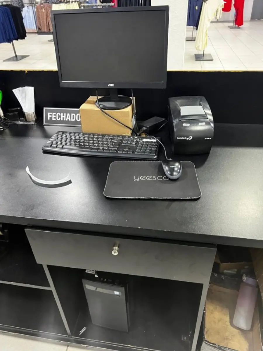 LOTE 004 - Roupas, moveis, eletrônicos