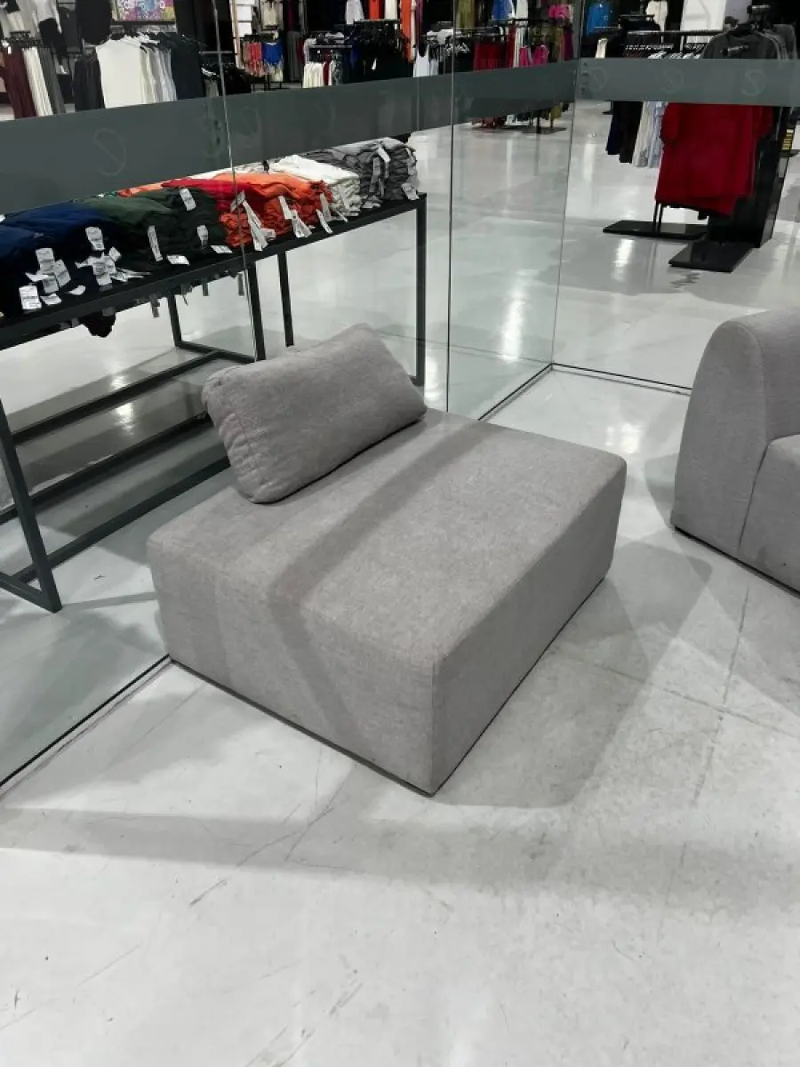 LOTE 003 - Lote de moveis, roupas