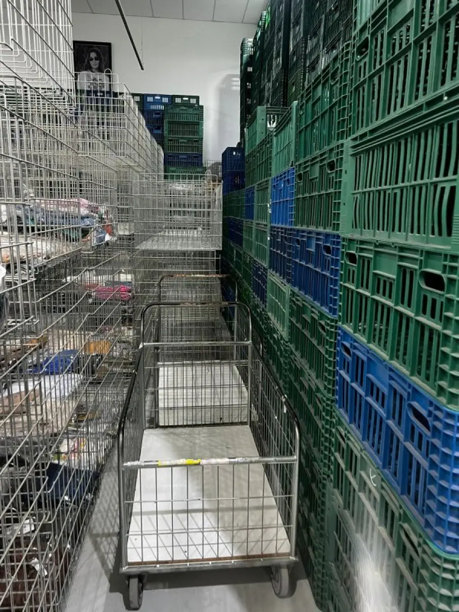 LOTE 003 - Lote de moveis, roupas