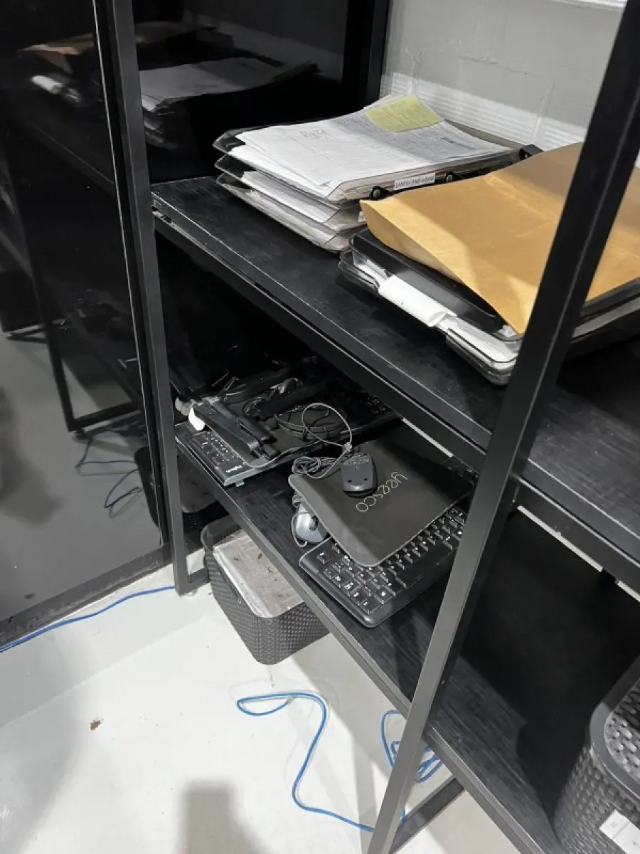 LOTE 003 - Lote de moveis, roupas