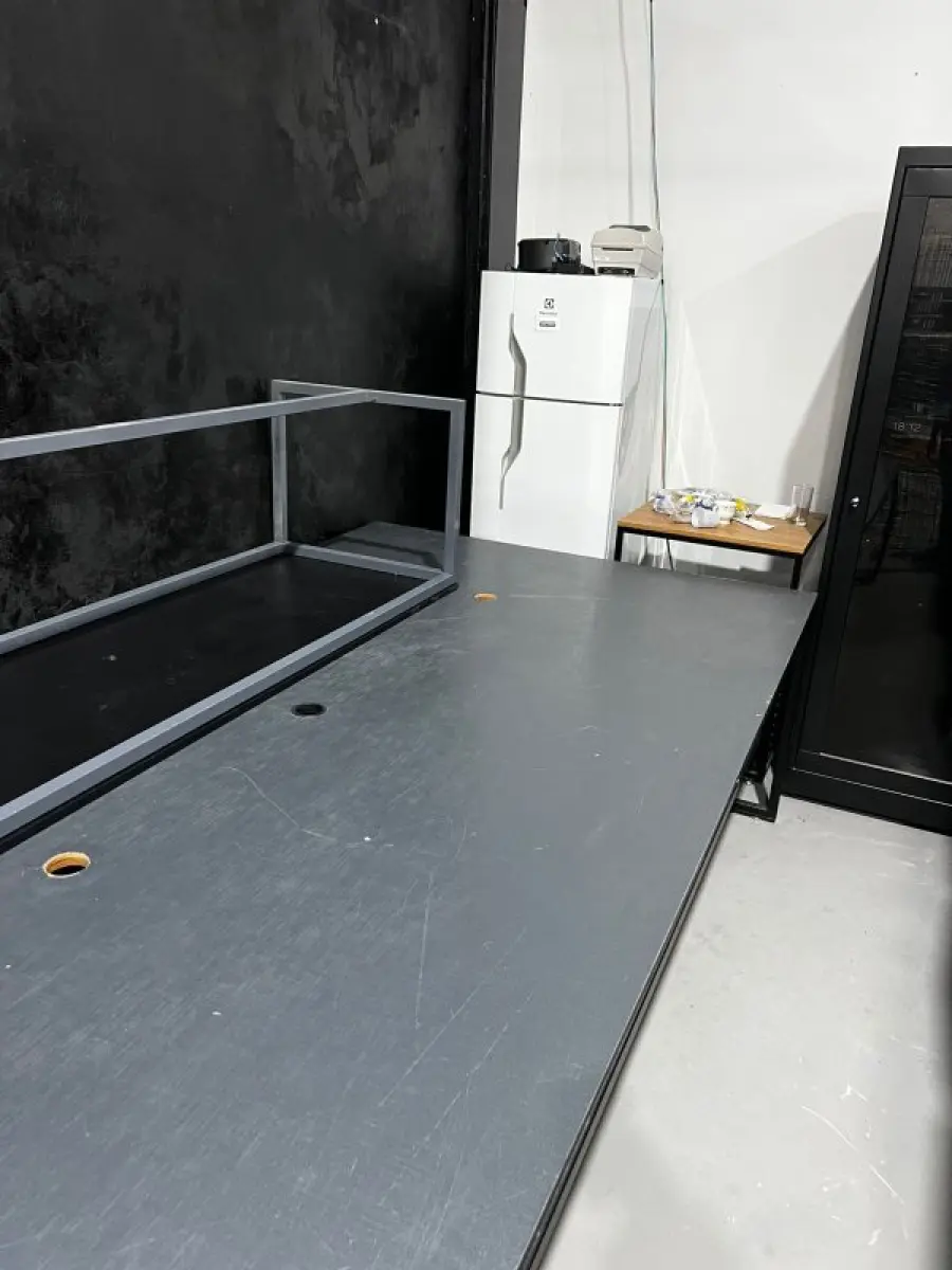 LOTE 003 - Lote de moveis, roupas