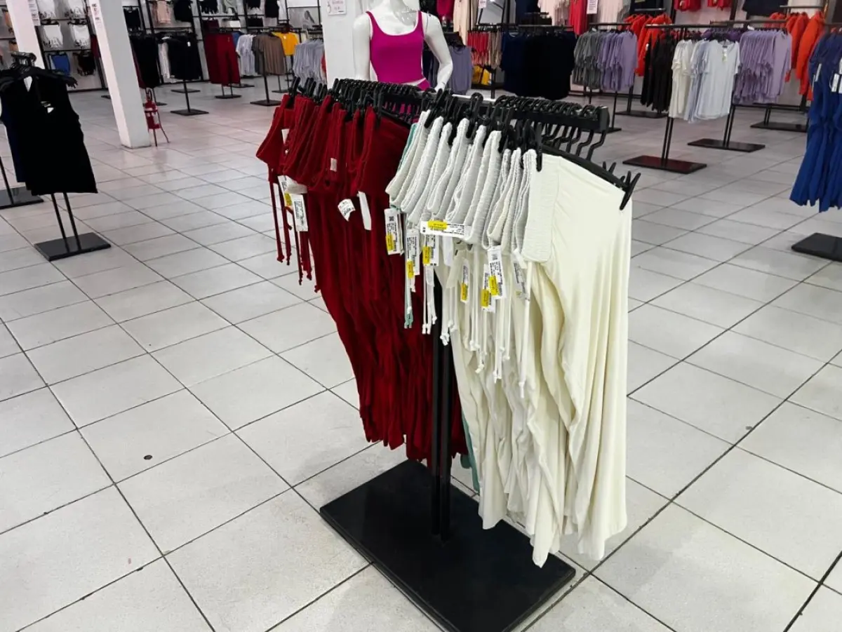 LOTE 004 - Roupas, moveis, eletrônicos