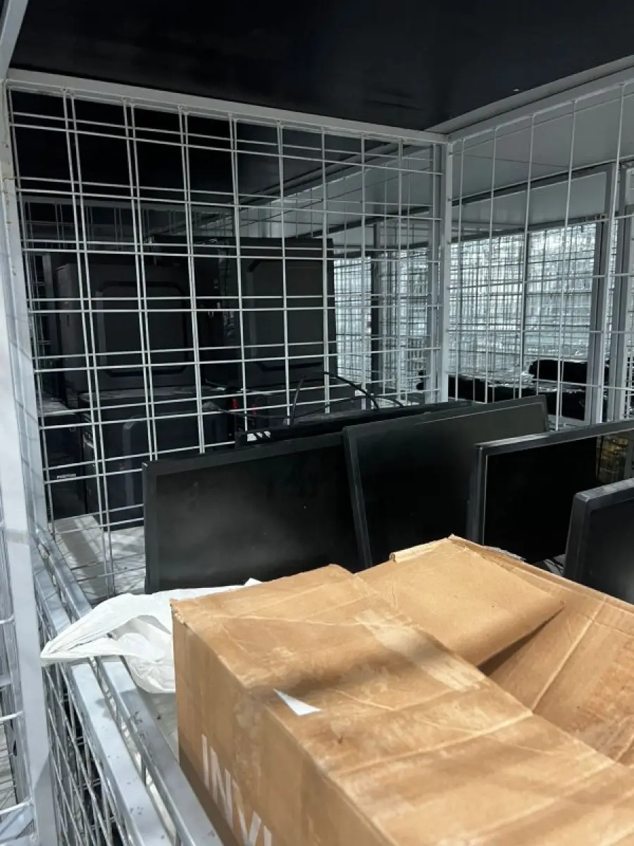 LOTE 003 - Lote de moveis, roupas