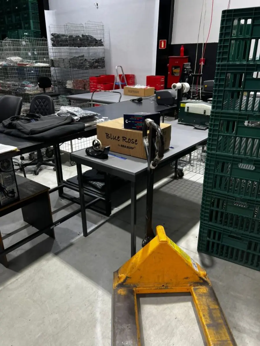 LOTE 003 - Lote de moveis, roupas