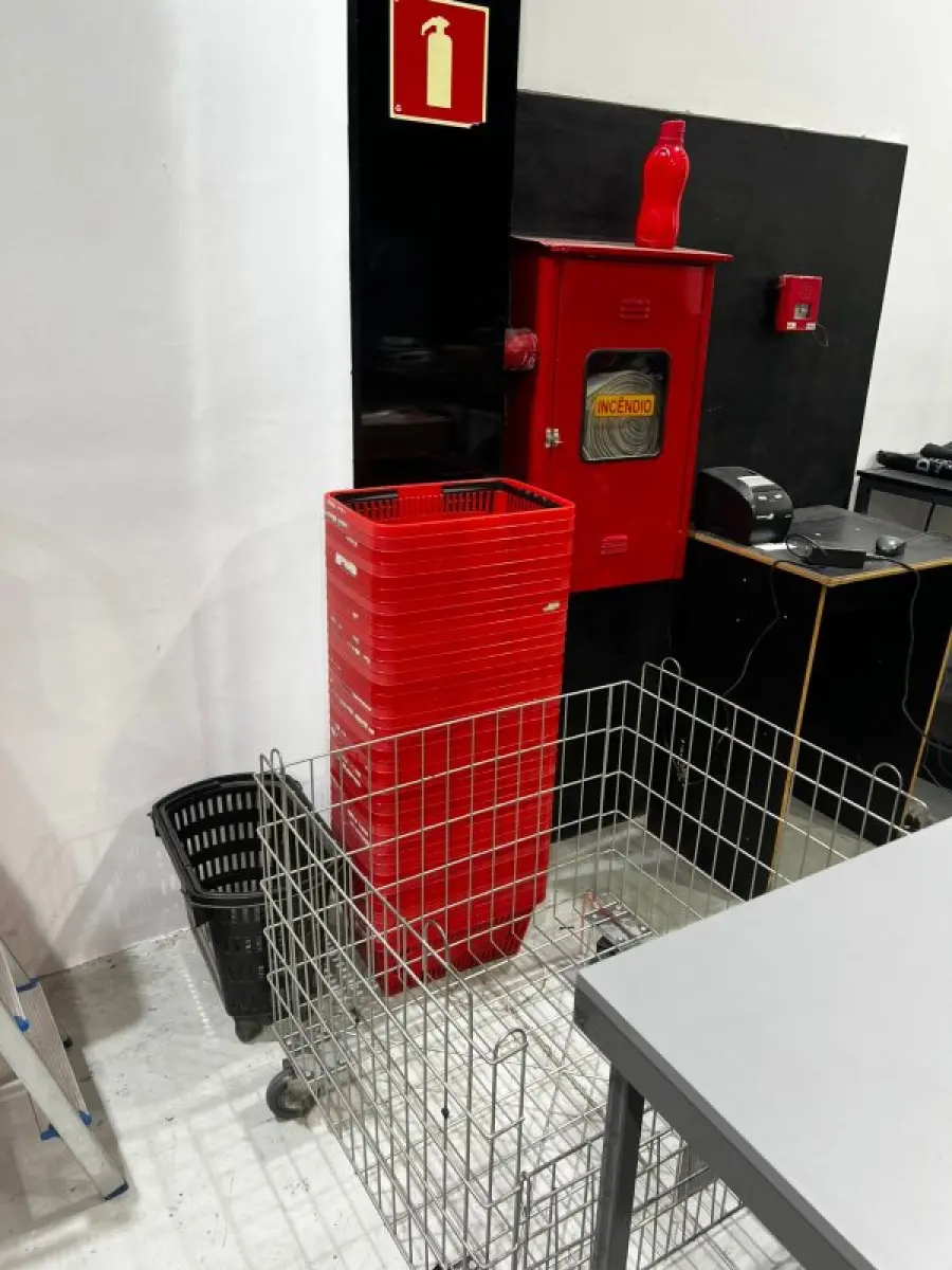 LOTE 003 - Lote de moveis, roupas