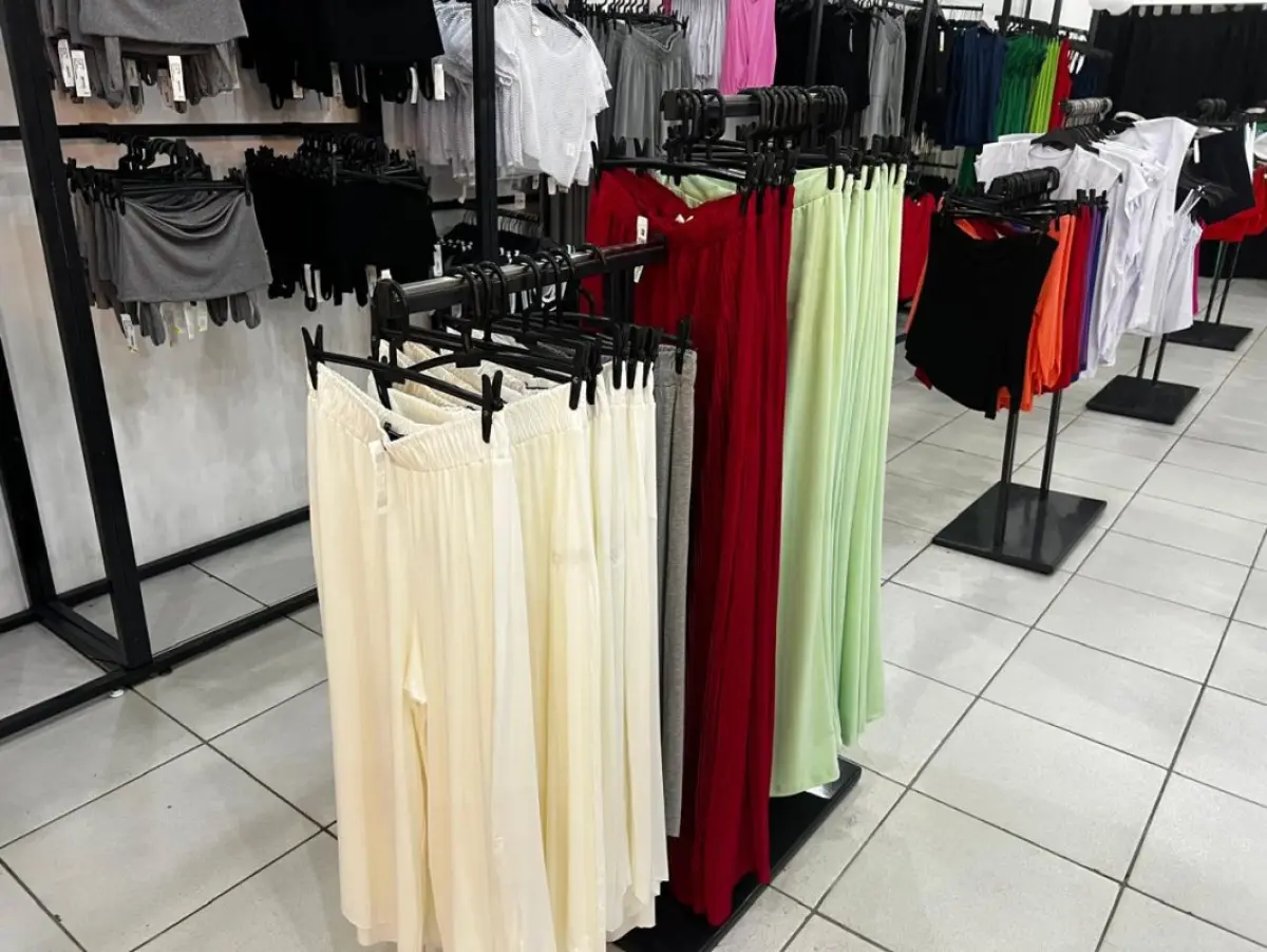 LOTE 004 - Roupas, moveis, eletrônicos