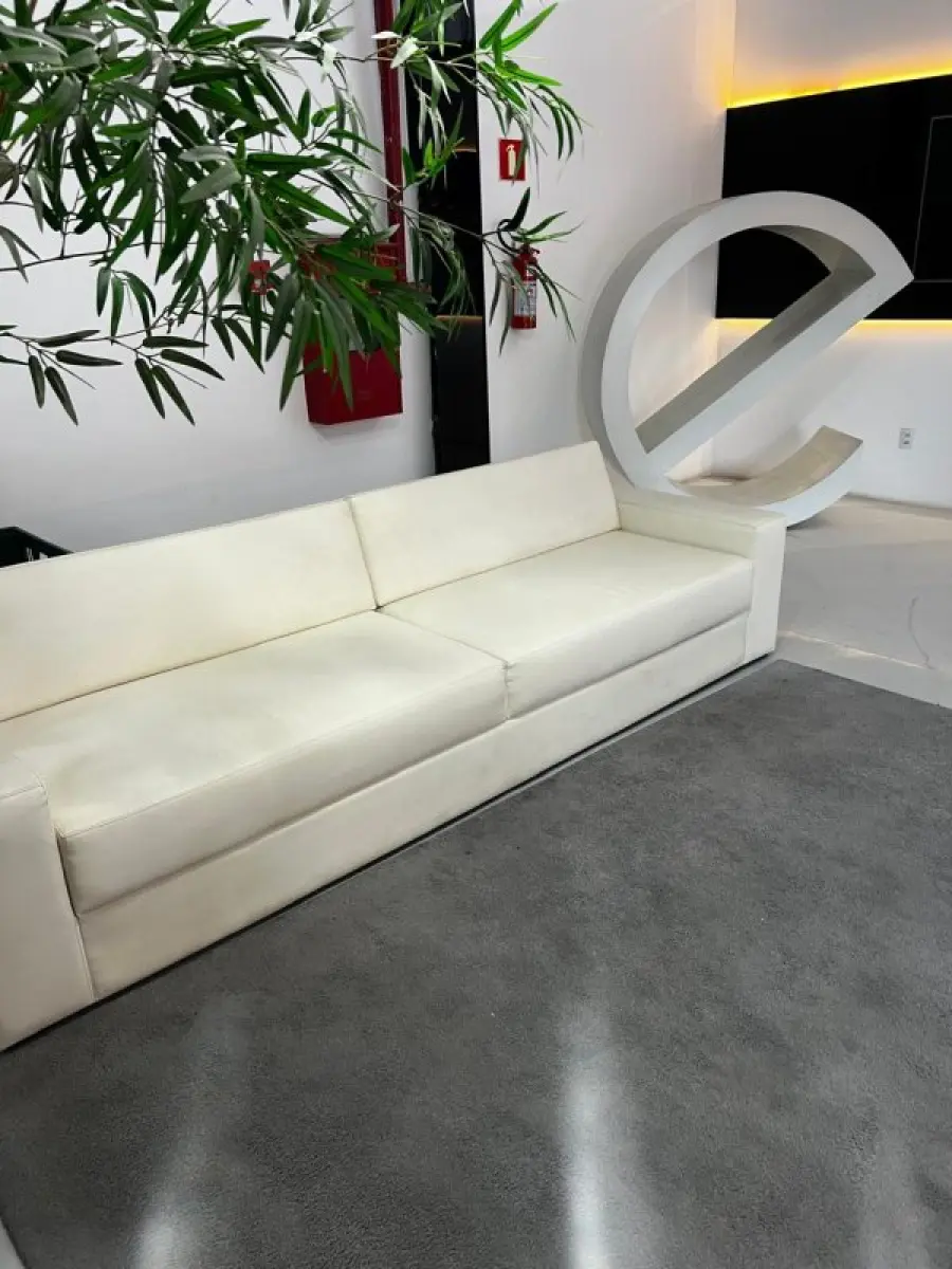 LOTE 003 - Lote de moveis, roupas