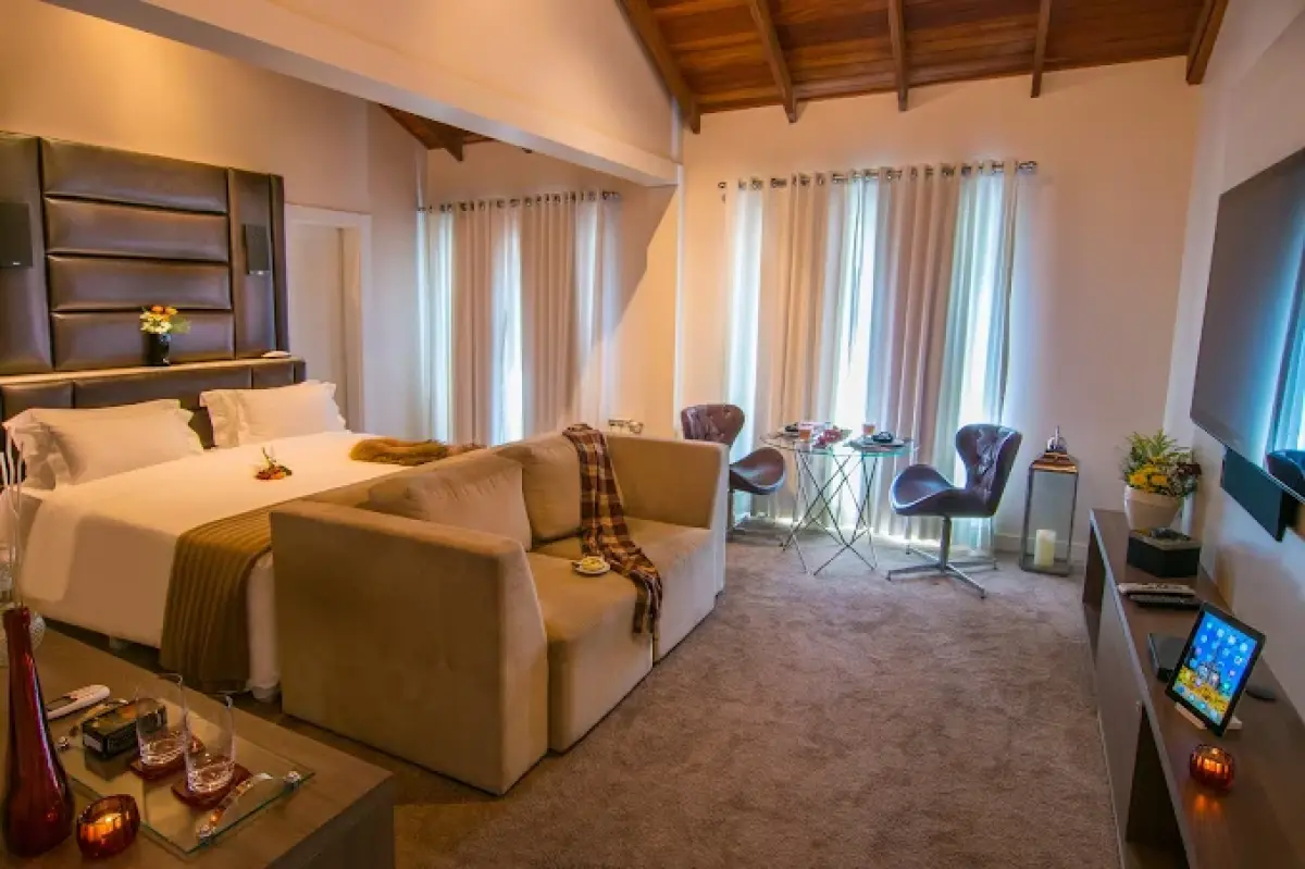 LOTE 001 - HOTEL DE LUXO NO CENTRO DE GRAMADO RS, ESQUINA NA BORGES DE MEDEIROS COM 3 LOJAS