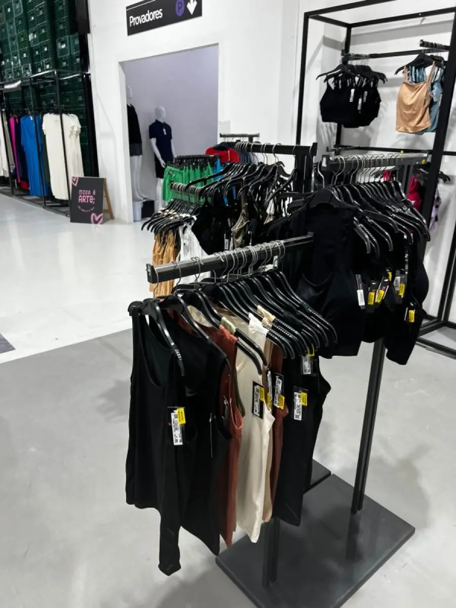 LOTE 003 - Lote de moveis, roupas