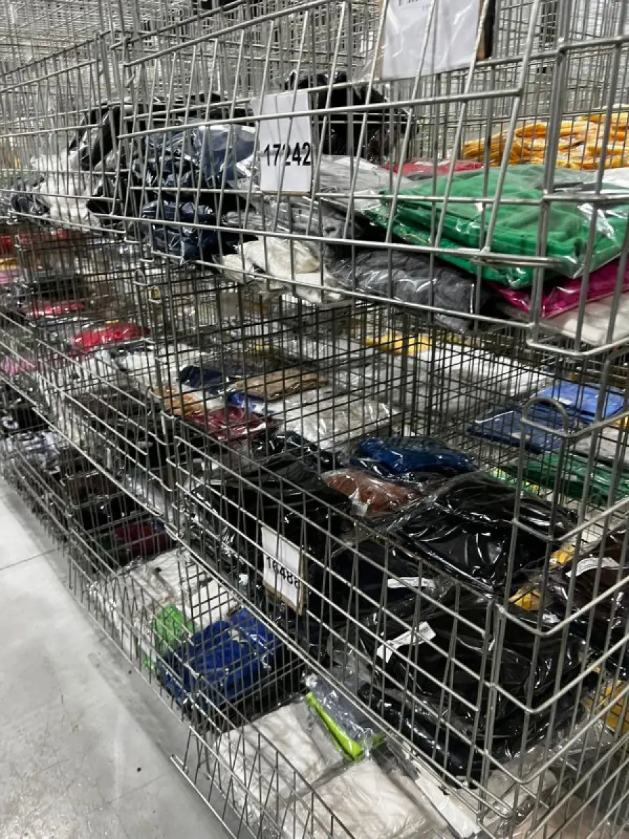 LOTE 003 - Lote de moveis, roupas