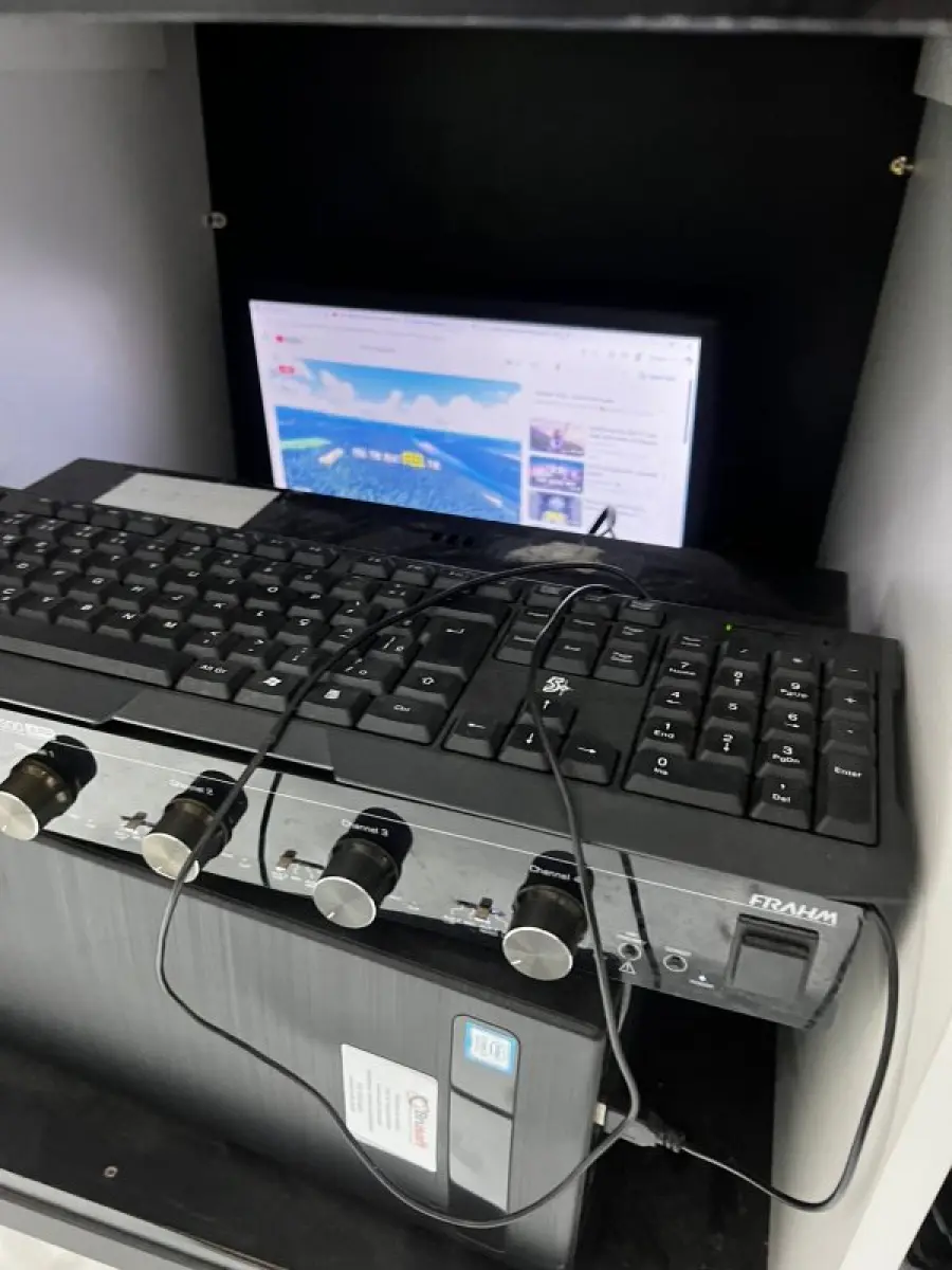 LOTE 003 - Lote de moveis, roupas