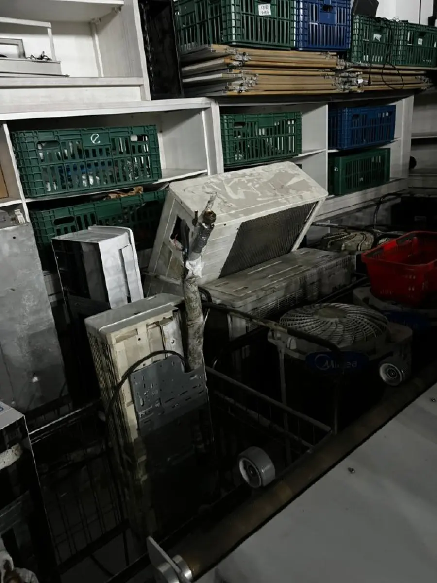 LOTE 003 - Lote de moveis, roupas