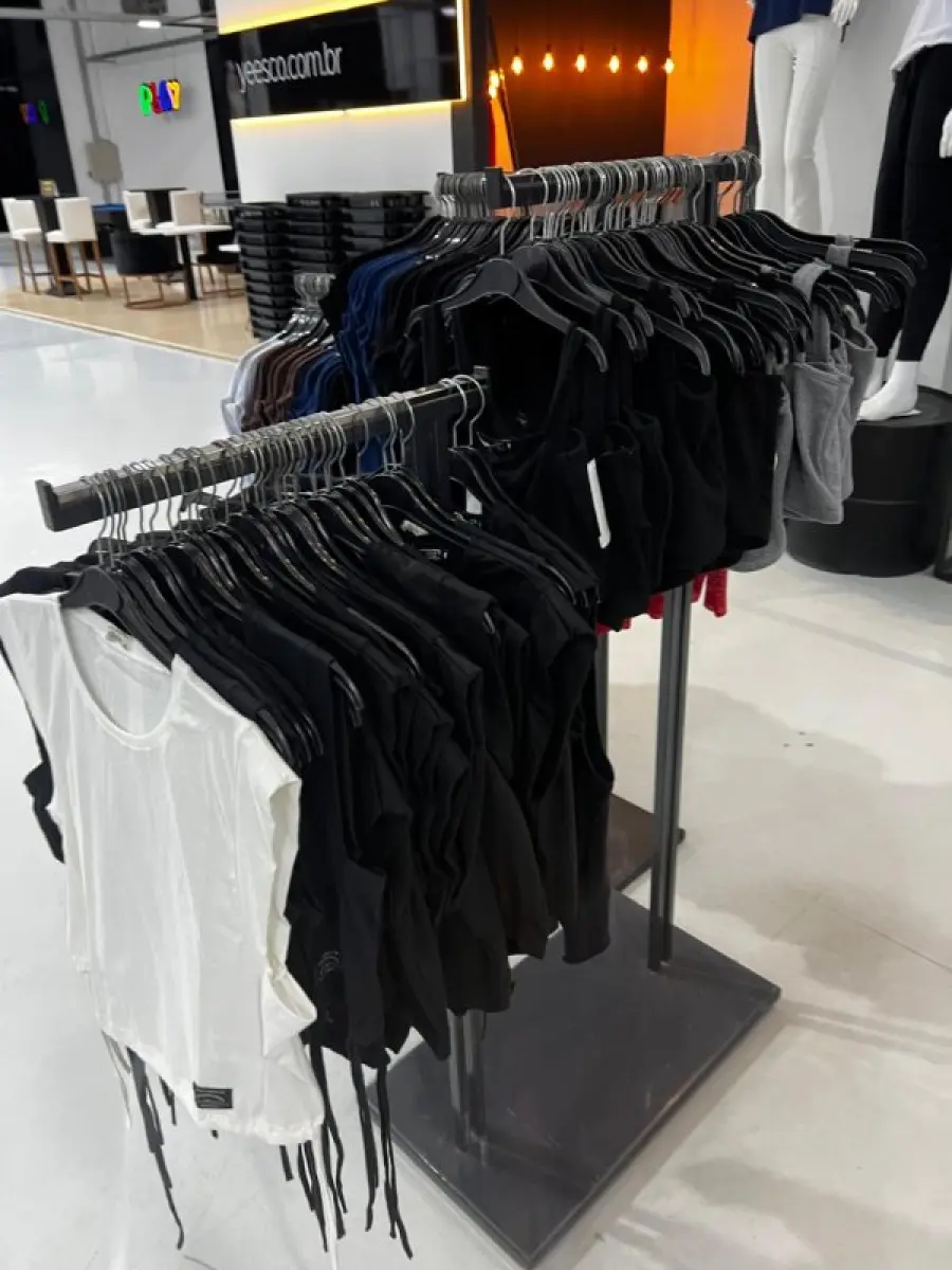 LOTE 003 - Lote de moveis, roupas