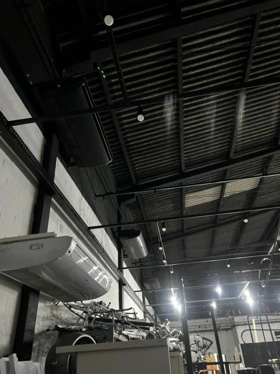 LOTE 003 - Lote de moveis, roupas