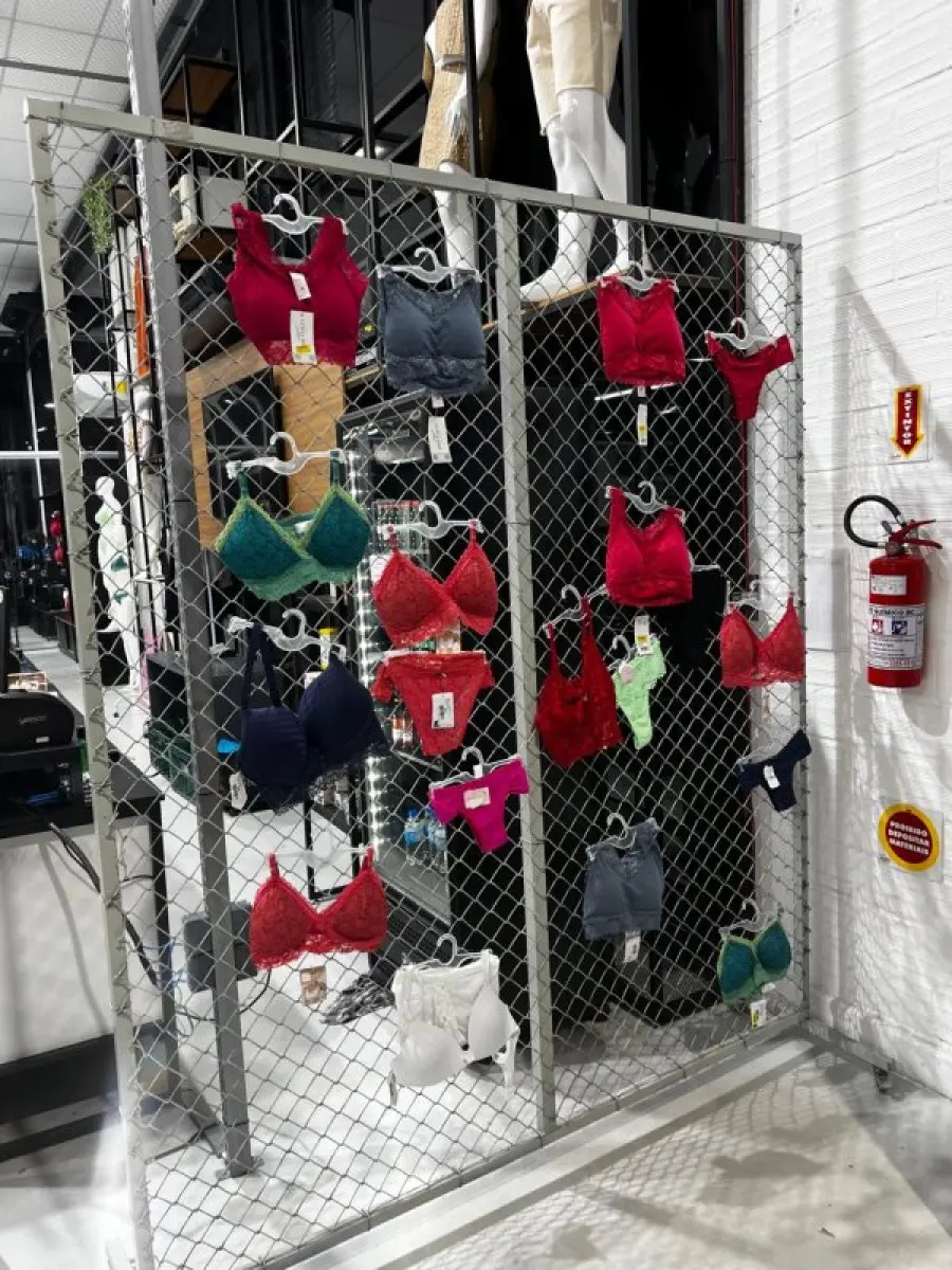 LOTE 003 - Lote de moveis, roupas