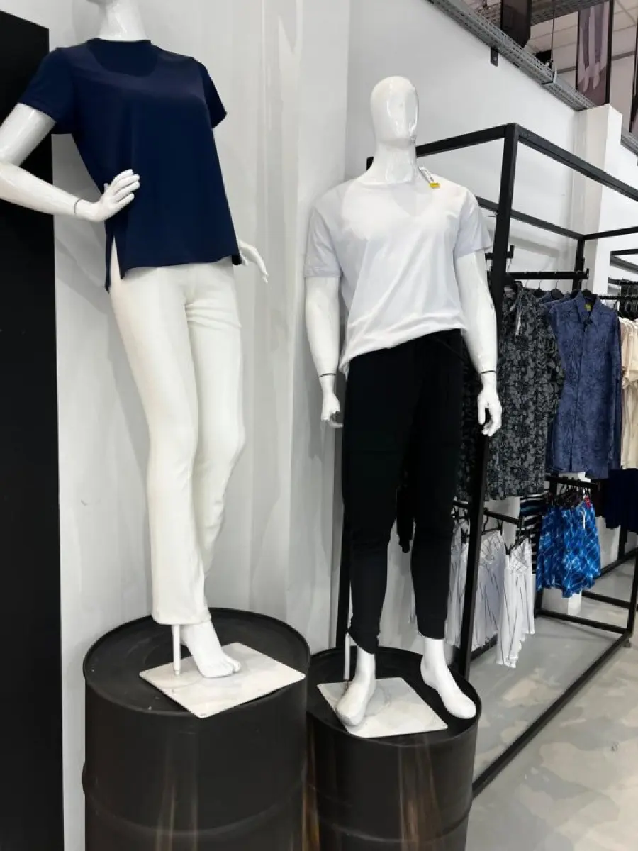 LOTE 003 - Lote de moveis, roupas