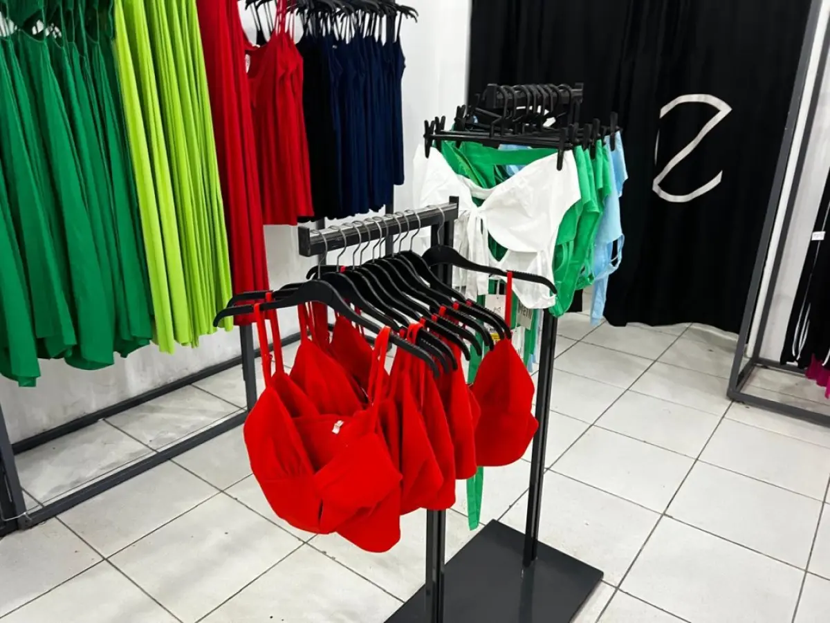 LOTE 004 - Roupas, moveis, eletrônicos