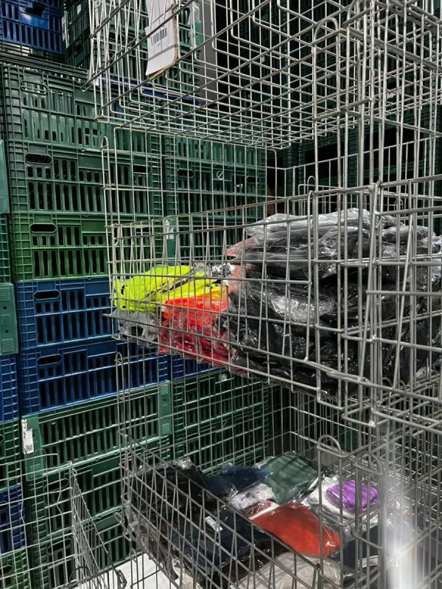 LOTE 001 - Lote englobado - CAMINHÃO MERCEDES-BENZ ATEGO 11/12; FURGÃO MERCEDES-BENZ SPRINTER 14/15 BENS MÓVEIS DIVERSOS – ITENS PARA LOJAS