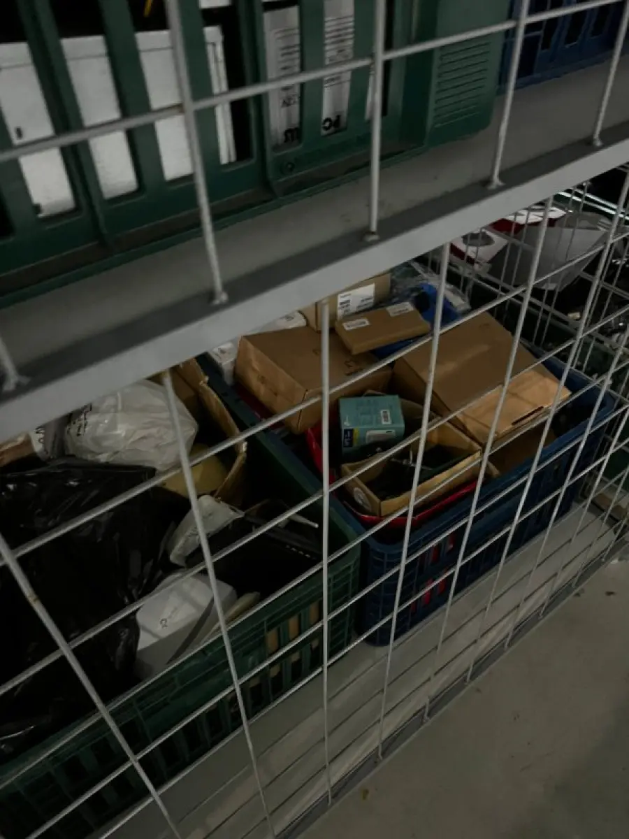 LOTE 003 - Lote de moveis, roupas