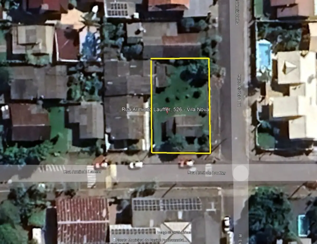 LOTE 002 - Uma casa de esquina em terreno com 472,50m2 na Rua Armindo Lauffer 526
