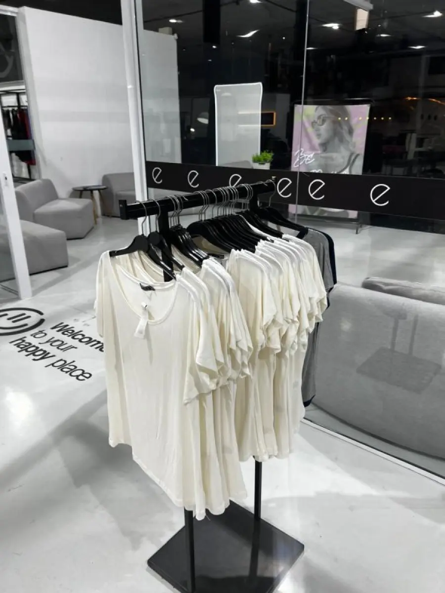 LOTE 003 - Lote de moveis, roupas