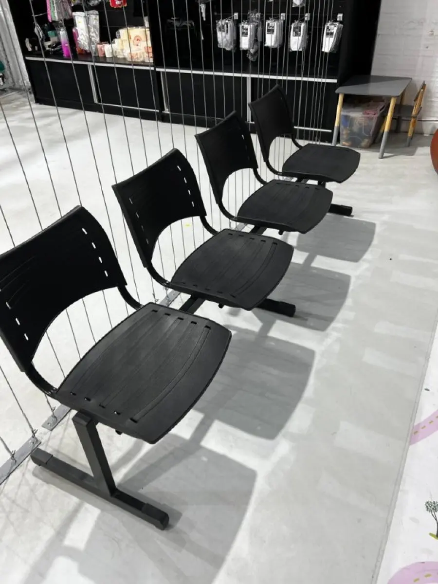 LOTE 003 - Lote de moveis, roupas