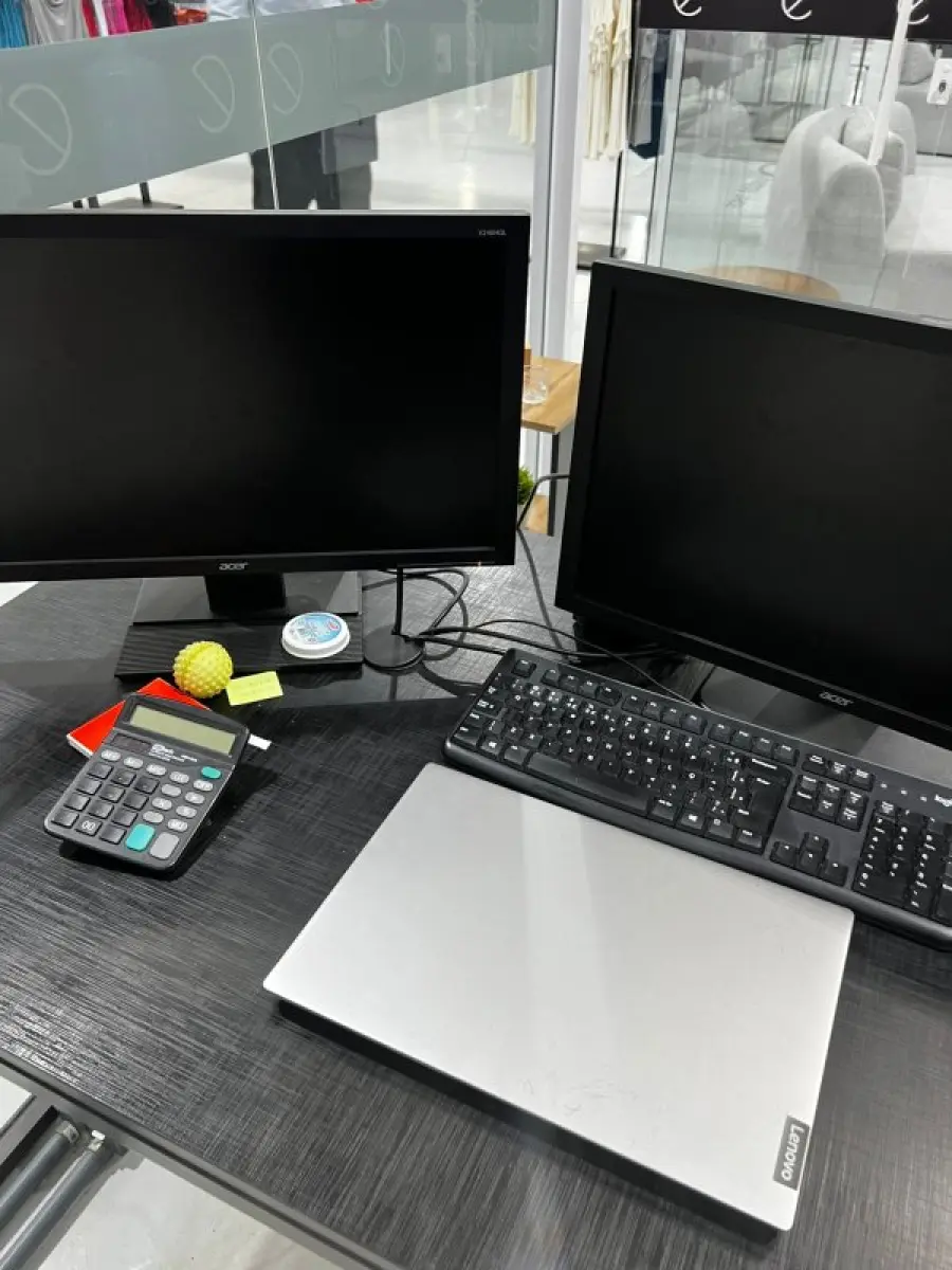 LOTE 003 - Lote de moveis, roupas