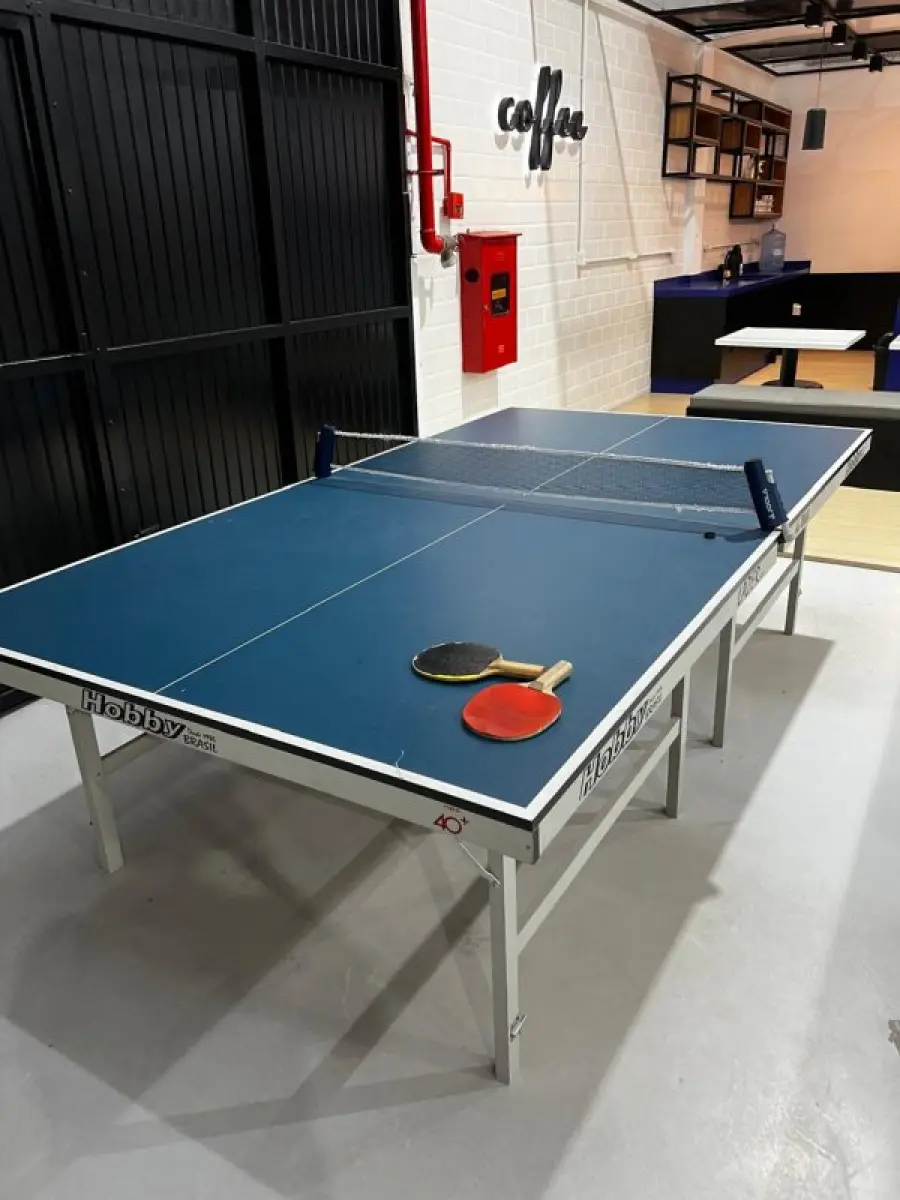 LOTE 003 - Lote de moveis, roupas