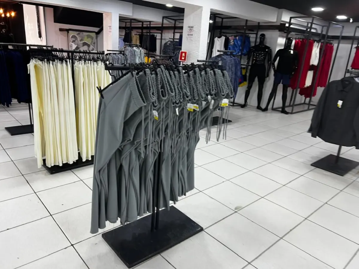 LOTE 004 - Roupas, moveis, eletrônicos