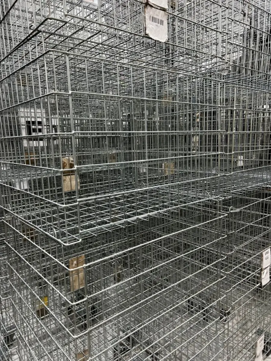 LOTE 003 - Lote de moveis, roupas