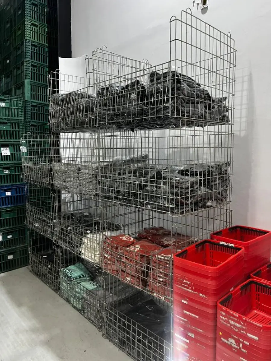 LOTE 003 - Lote de moveis, roupas