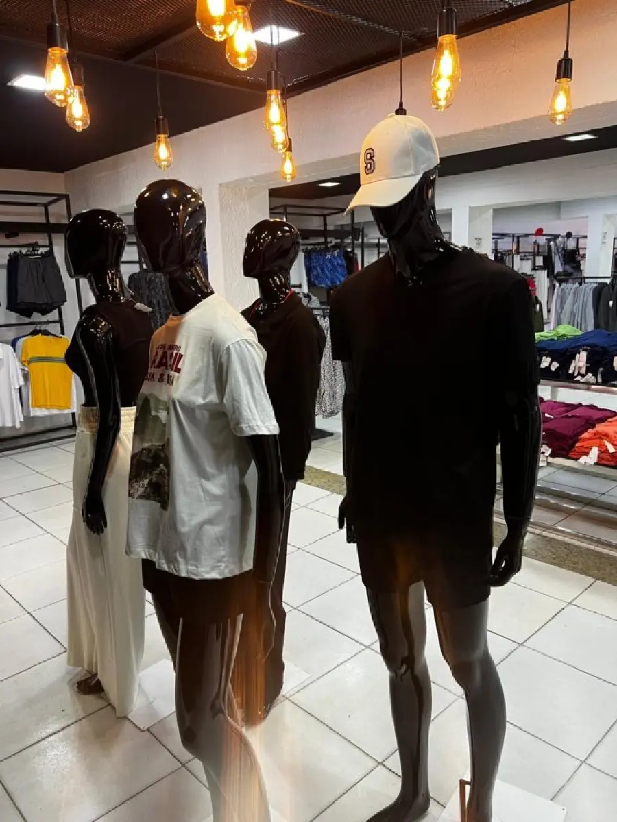 LOTE 004 - Roupas, moveis, eletrônicos