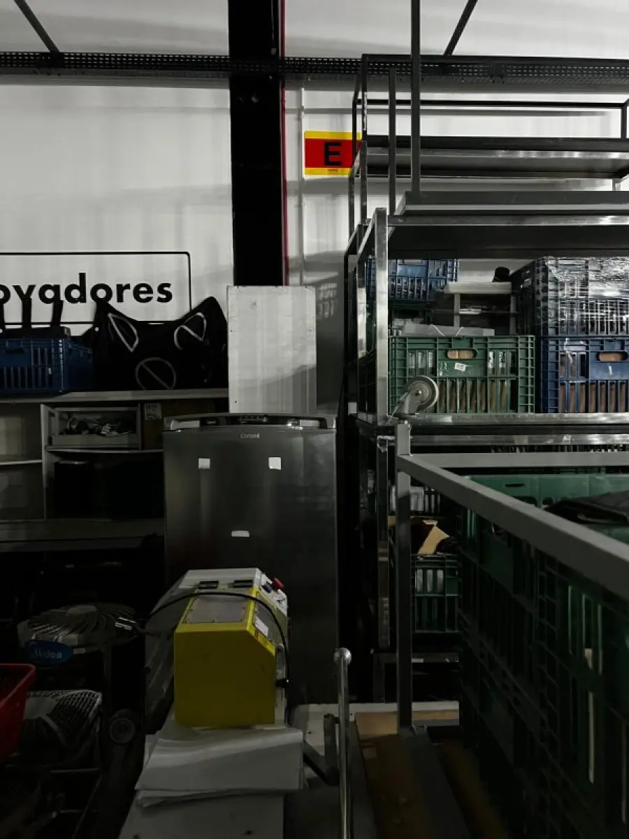 LOTE 003 - Lote de moveis, roupas