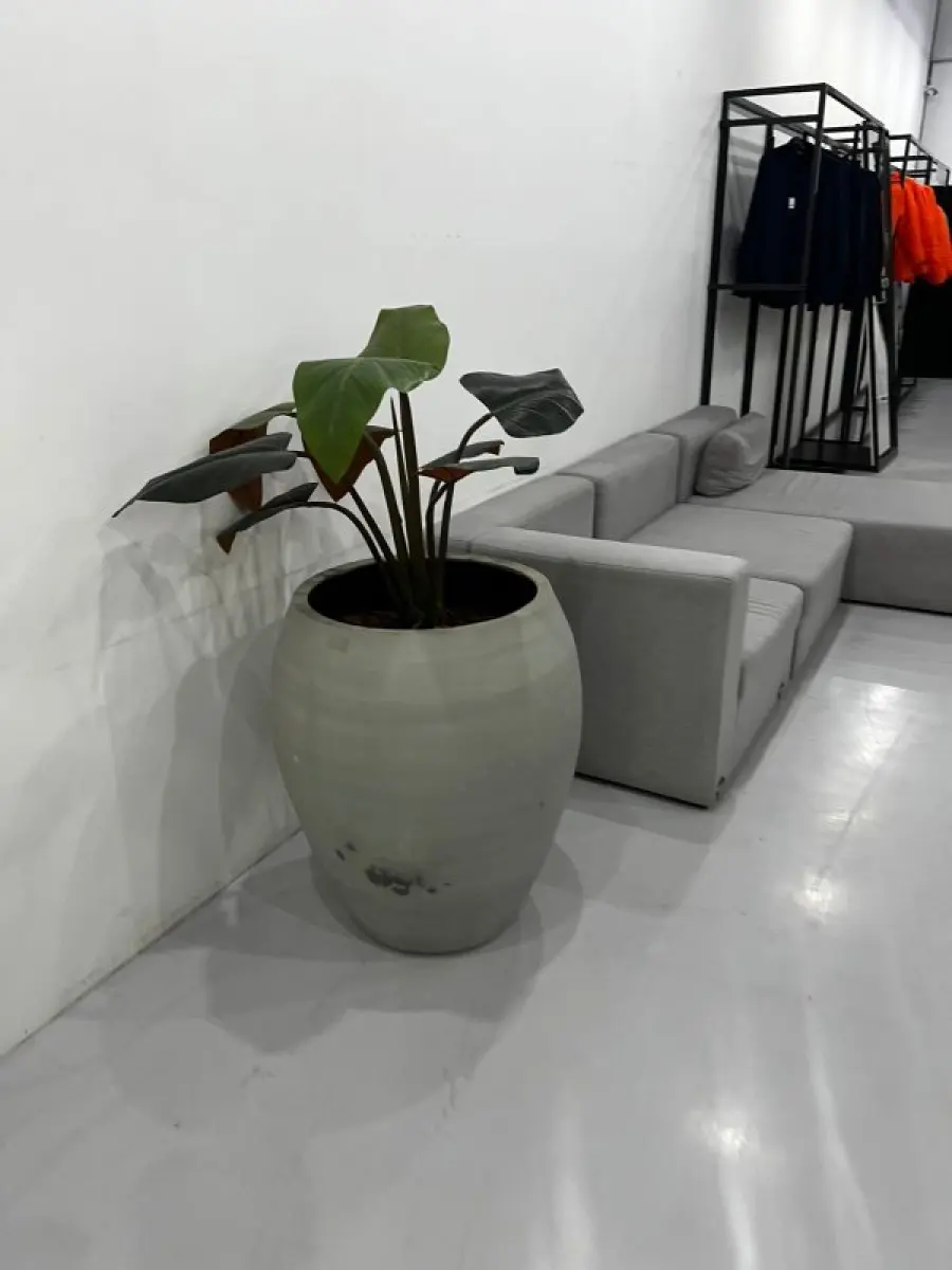 LOTE 003 - Lote de moveis, roupas